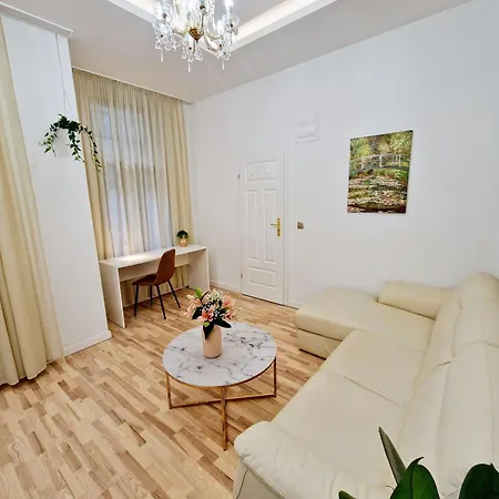 Amelia Old Town Apartment Plus 1 Free Parking Offsite *