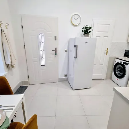 Amelia Old Town Apartment Plus 1 Free Parking Offsite Apartmán